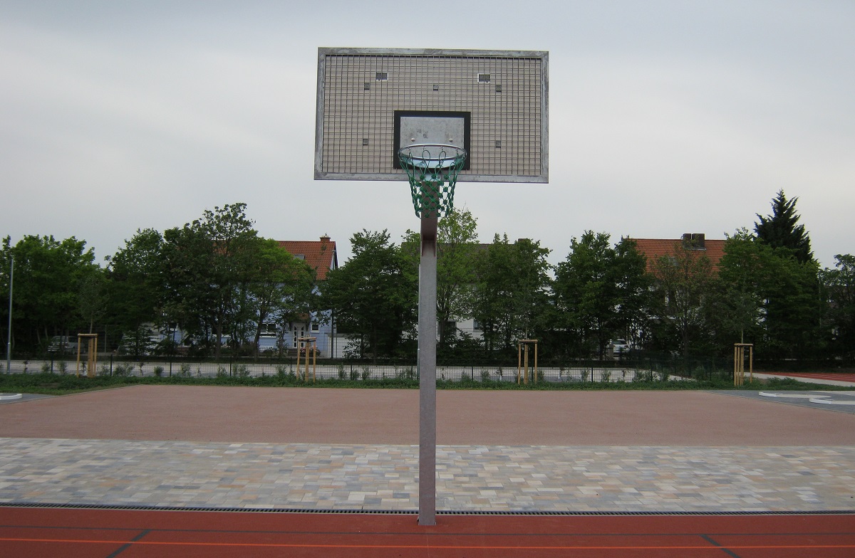 Basketball-Anlage STRONG, 1,65 m, Ständer aus Stahl 300 x 120 mm, Zielbrett aus Gittergewebe 1,20 x 0,90 m